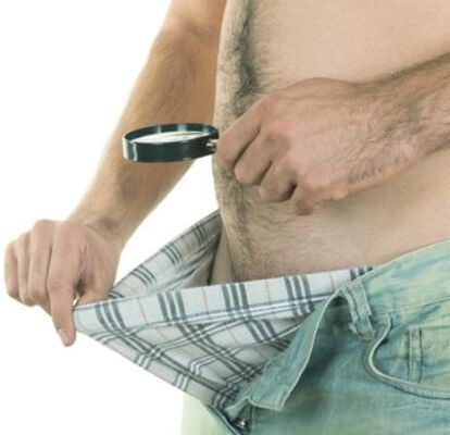 男性が自分のペニスを検査し、それを拡大したいと考えています