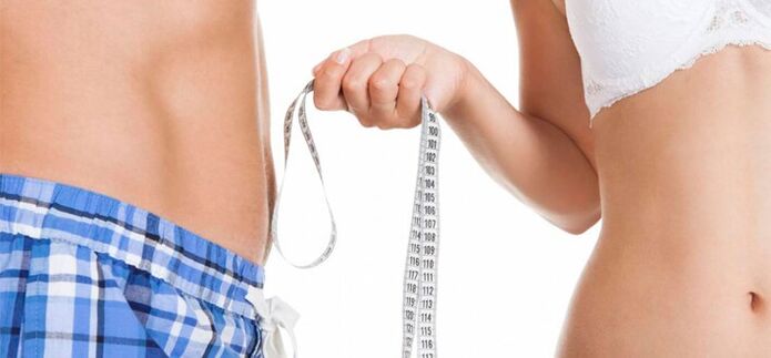 拡大前の男性のペニスを測定する女性