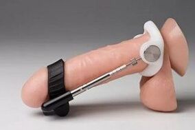 エクステンダーはペニスを機械的に引き伸ばし、サイズを拡大します。