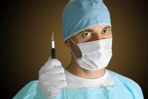 医学的理由で陰茎拡大手術を行う外科医